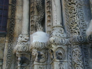Avallon　側柱彫刻