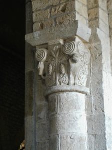 Varenの柱頭彫刻
