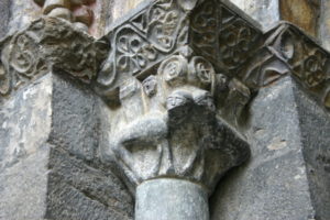 Luz St.Sauveurの扉口柱頭彫刻