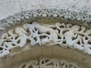 Corme Ecluseの扉口彫刻