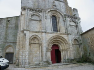 Corme Royalの教会堂正面