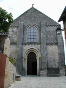Chauvignyの教会堂正面