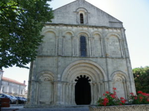 Montmoreau St.Cybardの教会堂正面