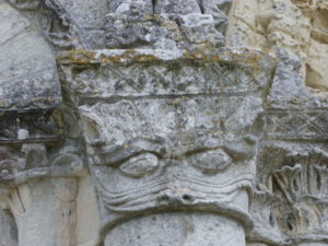 Echillaisの扉口彫刻