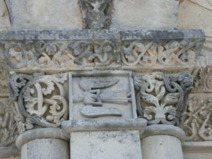 Gensac la PAllueの扉口彫刻