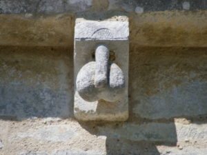 St.Colombeのファサード彫刻