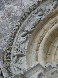 La Gripperie St.Symphorienの窓彫刻