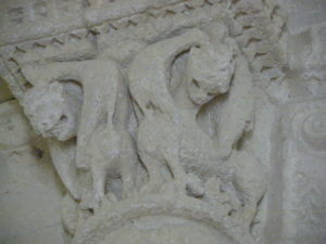 Talmont sur Girondeの柱頭彫刻