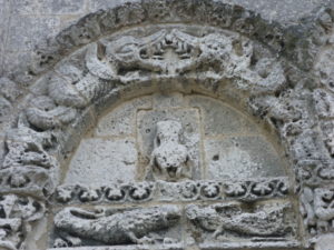 Talmont sur Girondeの扉口彫刻