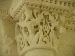 Talmont sur Girondeの柱頭彫刻