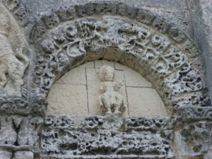 Talmont sur Girondeの扉口彫刻
