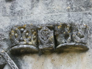St.Quantin de Rancanneの扉口彫刻