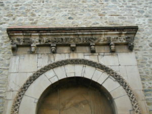 Le Boulouの扉口彫刻