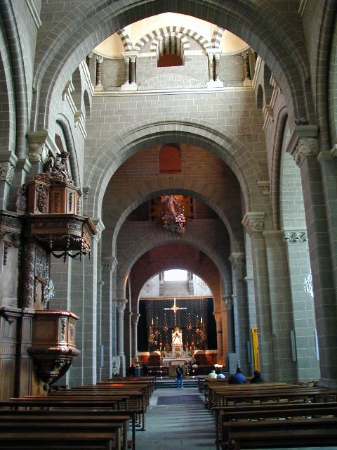 Le Puy /Cathedraleの身廊