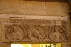 Pavia　楣彫刻