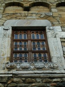 St.Andre de Sorede　窓彫刻