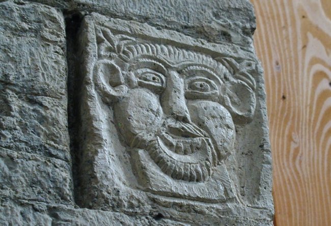 Tournus　顔の浮彫