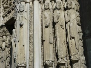 Chartres 人像円柱　中央扉口左