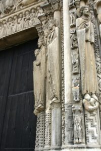 Chartres 人像円柱　中央扉口右